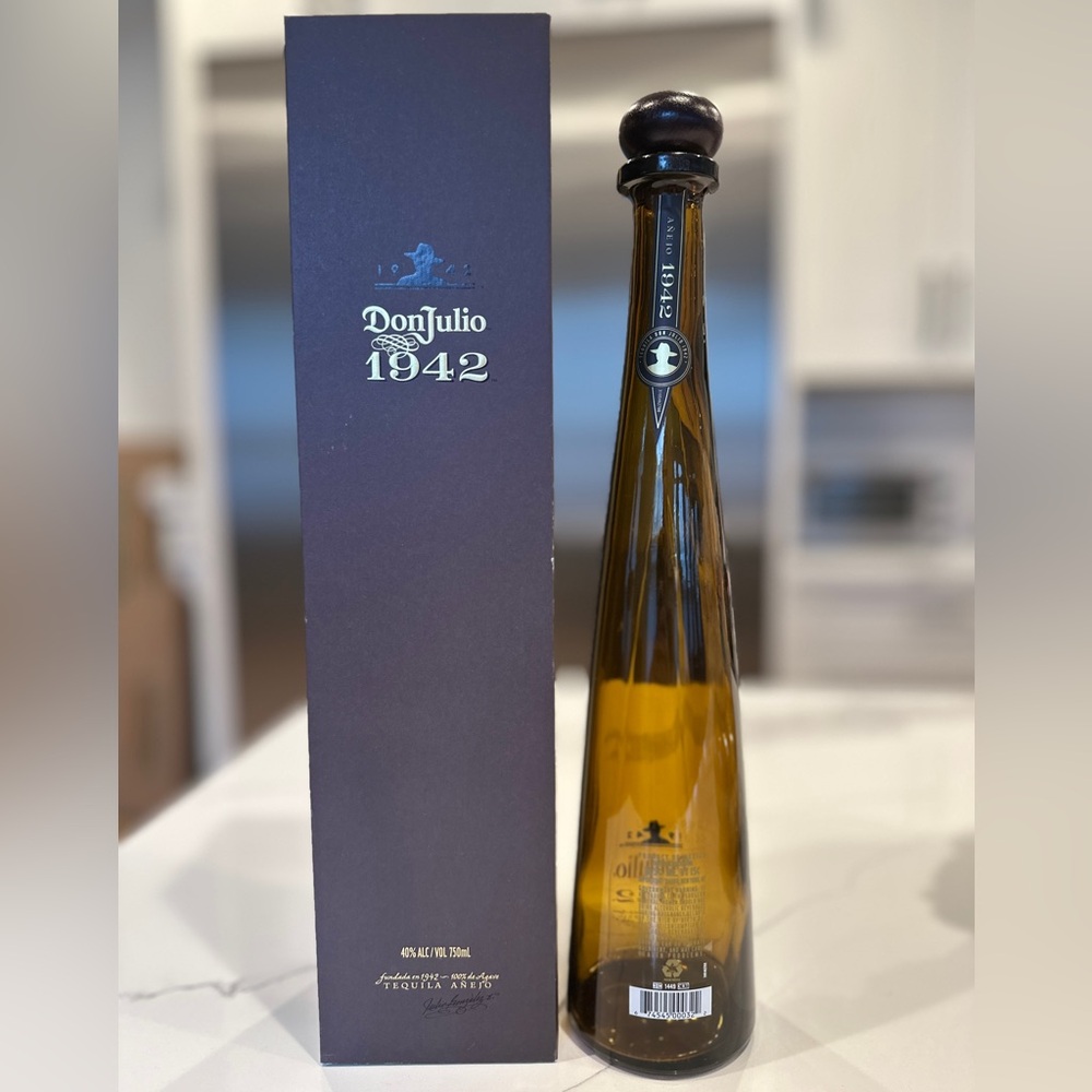 1942 Don Julio Tequila Añejo — Collector Bottle and Box. (Tequila not included) - Picture 3 of 7